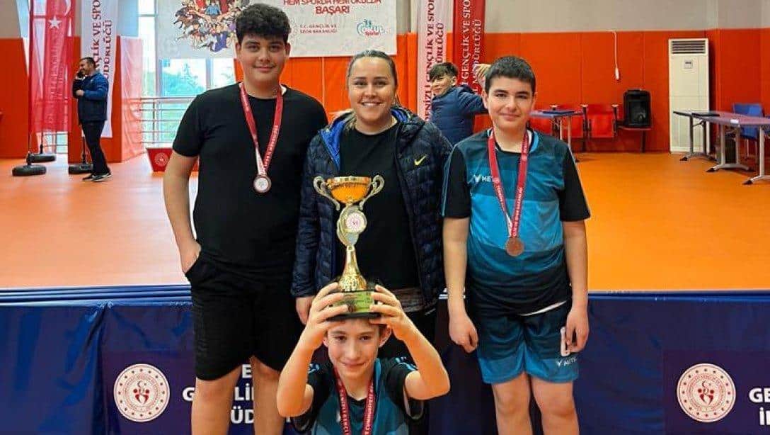 Masa tenisi turnuvasında ilçemiz Nevişet Kameroğlu Ortaokulu Takımı il 3. oldu.
