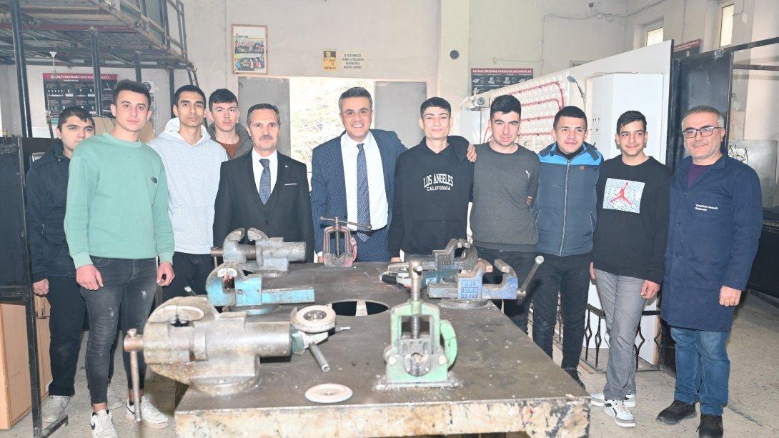 İl Milli Eğitim Müdürümüz Dr. Emre ÇALIŞKAN ilçemiz Beycesultan Mesleki ve Teknik Anadolu Lisesini ziyaret ettiler. 